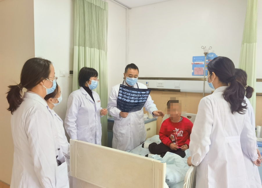 醫生正在為患兒看病。圖片由西安交通大學第二附屬醫院提供