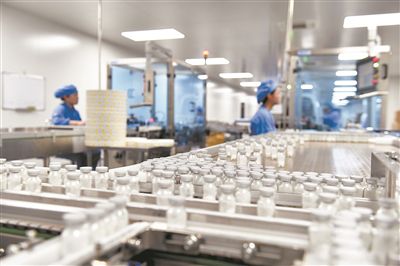 據工業和信息化部數據，截至2023年11月，我國規模以上醫藥工業企業超過1萬家。圖為山東某制藥公司的生產線。新華社記者 郭緒雷攝